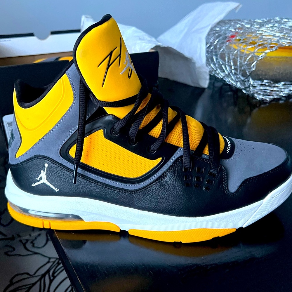 Sz 12 - Jordan Flight 23 RST (Black/Wht-Drk Gry-Unvrsty Gold)